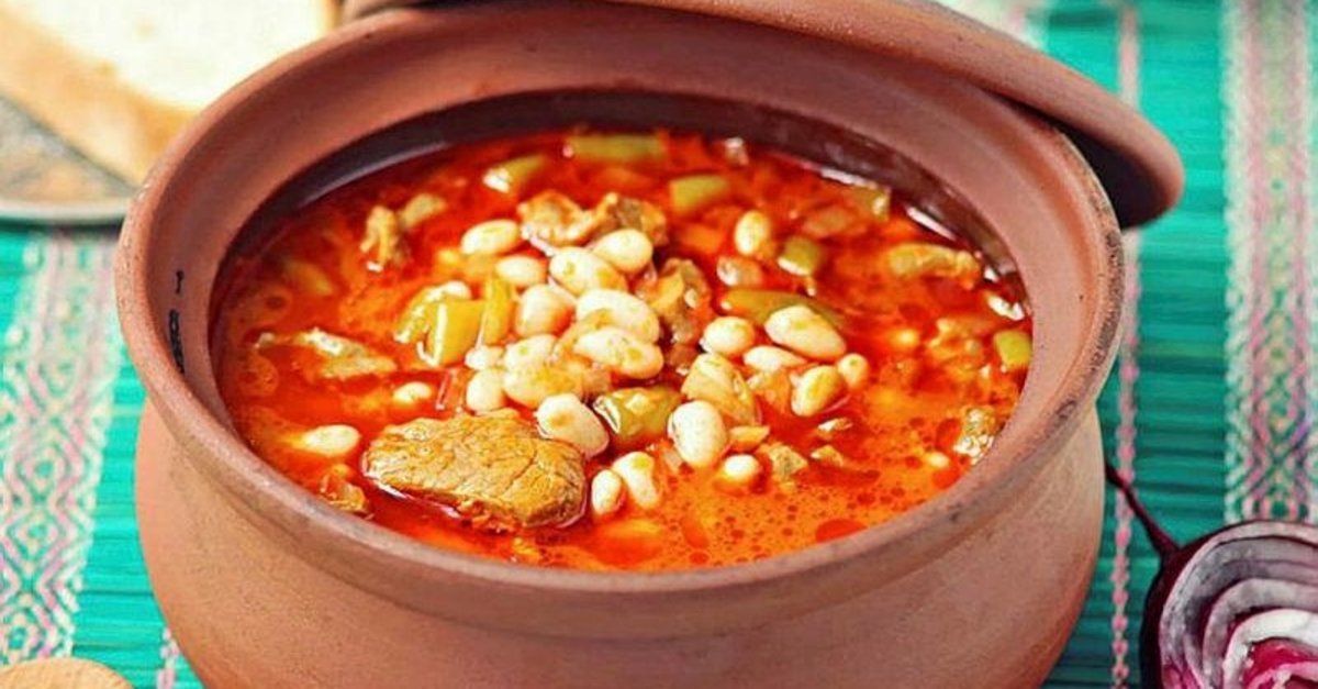 GÜVEÇTE ETLİ KURU FASULYE+TURŞU+EKMEK
